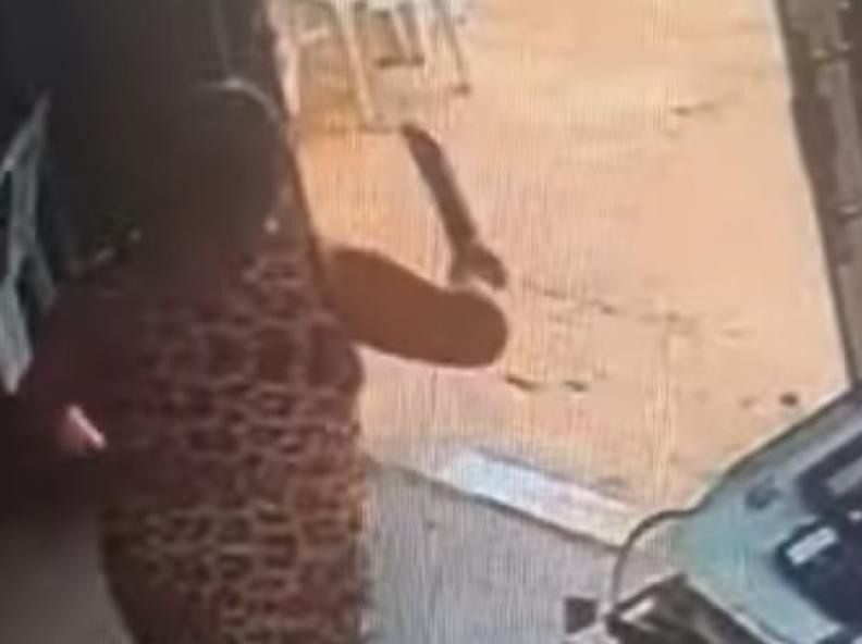 VEJA O VÍDEO: comerciante usa facão e coloca ladrões para correr