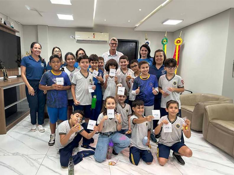 Alunos da Escola Presbiteriana visitam Gabinete e fazem perguntas ao prefeito