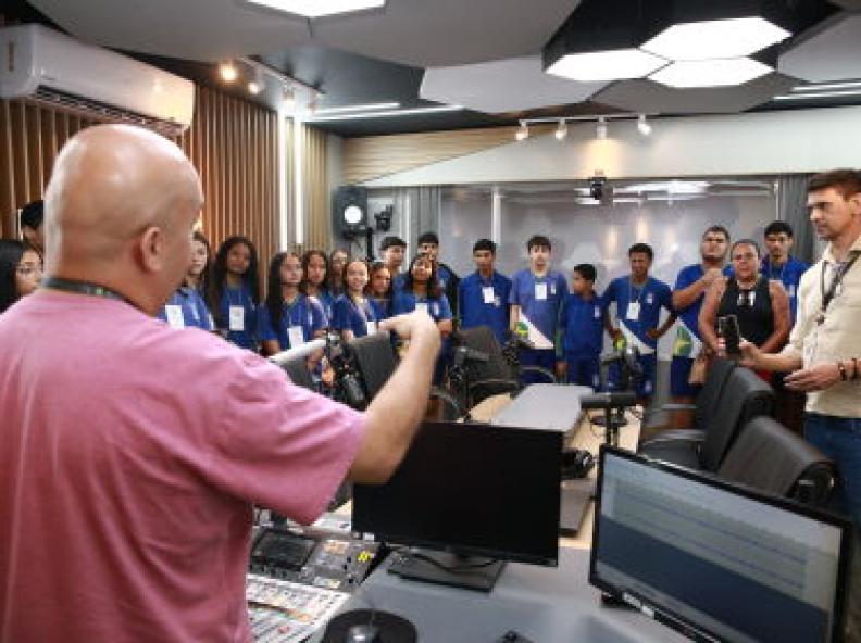 Alunos da Escola Estadual Manoel Gomes visitam ALMT