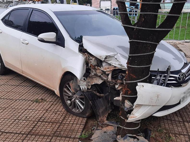 Motorista colide com árvore após ser fechado em avenida de Alta Floresta