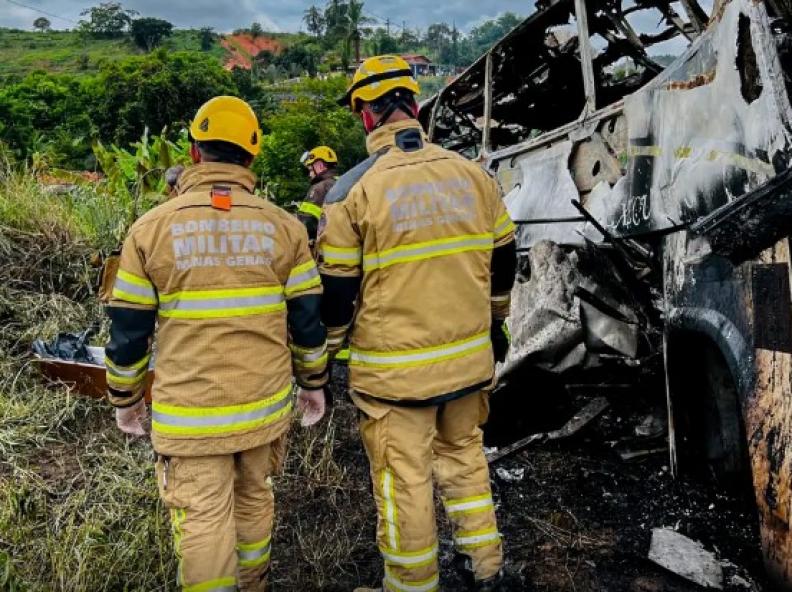 Mortes confirmadas no acidente em rodovia de Minas chegam a 38