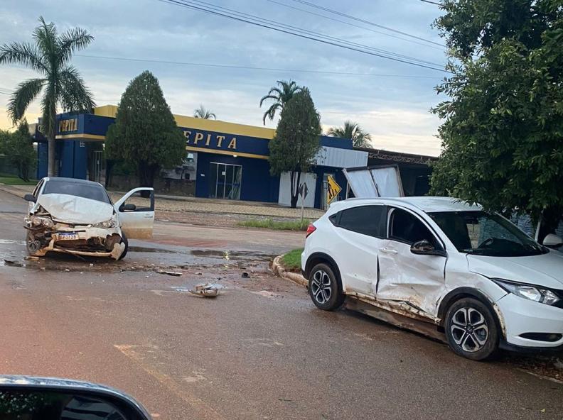 Colisão entre dois veículos é registrada em avenida de Carlinda