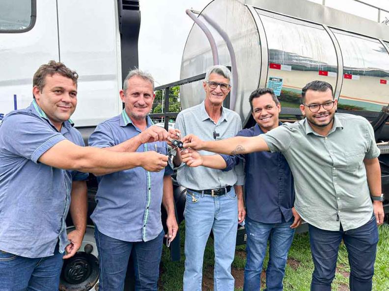 Administração Municipal realiza entrega de caminhão isotérmico para COMOV