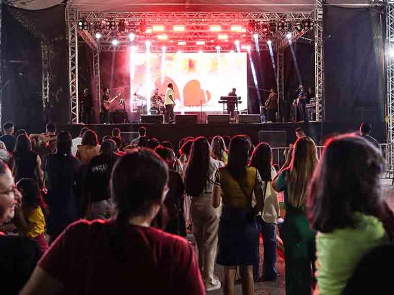 Clóvis Pinho encerra primeira noite do Vira Floresta