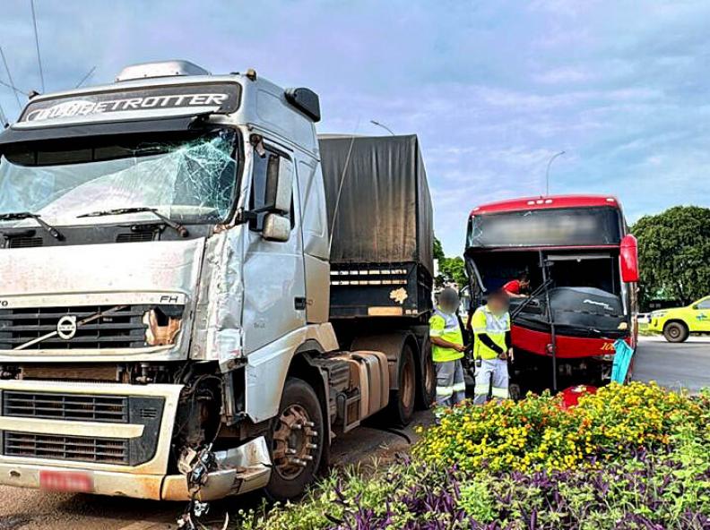 Acidente envolve ônibus e caminhão na BR-163 em Sorriso