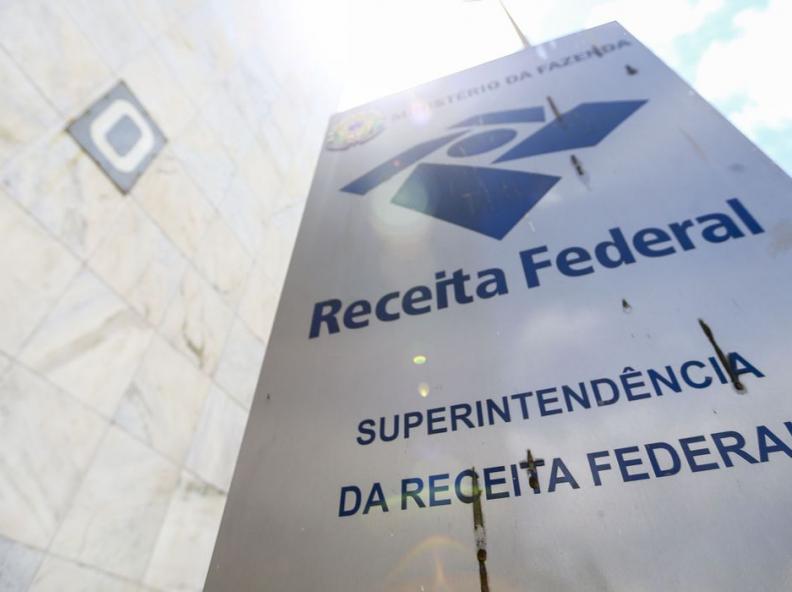 Receita alerta para golpes com taxa falsa sobre Pix