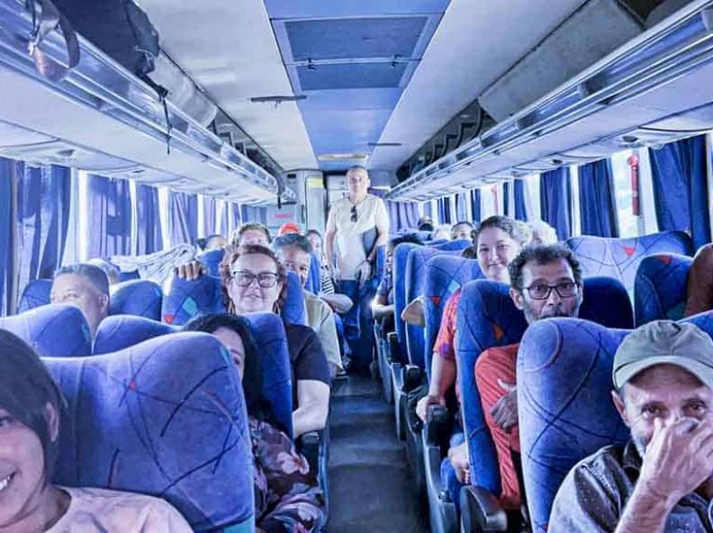 Secretário de Saúde acompanha embarque de pacientes para Sinop. Saída de ônibus para Cuiabá está em novo horário
