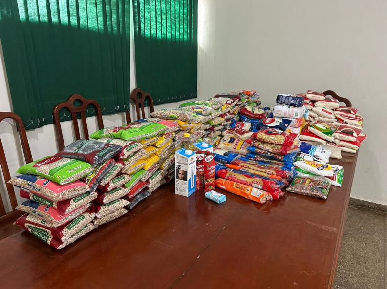 Alimentos arrecadados em show de stand-up de Marcus Cirillo, realizado em Alta Floresta, são entregues à Assistência Social e Cidadania