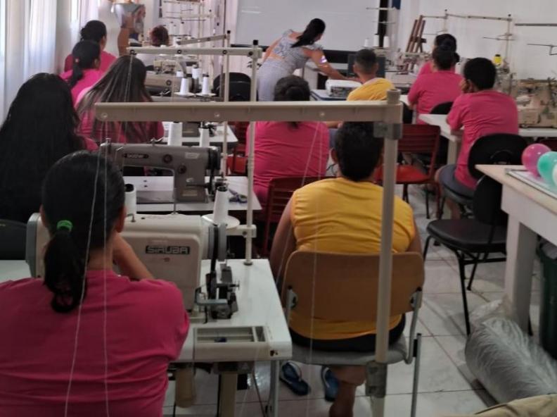 Sejus realiza formatura de 45 reeducandas em cursos de costura e maquiagem